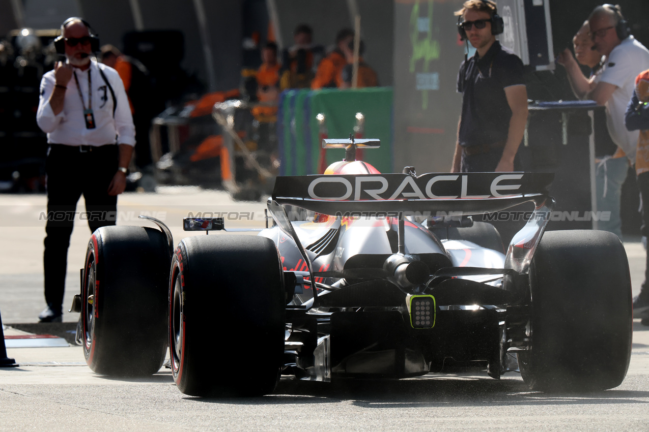 GP CINA, Max Verstappen (NLD) Red Bull Racing RB21 at the FIA weighbridge.

22.03.2025. Formula 1 World Championship, Rd 2, Chinese Grand Prix, Shanghai, China, Sprint e Qualifiche Day.

 - www.xpbimages.com, EMail: requests@xpbimages.com © Copyright: Coates / XPB Images