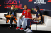 GP CINA, (L to R): Oscar Piastri (AUS) McLaren; Lewis Hamilton (GBR) Ferrari; e Max Verstappen (NLD) Red Bull Racing, in the FIA Press Conference.

22.03.2025. Formula 1 World Championship, Rd 2, Chinese Grand Prix, Shanghai, China, Sprint e Qualifiche Day.

- www.xpbimages.com, EMail: requests@xpbimages.com © Copyright: Moy / XPB Images