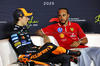 GP CINA, (L to R): Oscar Piastri (AUS) McLaren e Lewis Hamilton (GBR) Ferrari in the FIA Press Conference.

22.03.2025. Formula 1 World Championship, Rd 2, Chinese Grand Prix, Shanghai, China, Sprint e Qualifiche Day.

- www.xpbimages.com, EMail: requests@xpbimages.com © Copyright: Moy / XPB Images