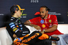 GP CINA, (L to R): Oscar Piastri (AUS) McLaren e Lewis Hamilton (GBR) Ferrari in the FIA Press Conference.

22.03.2025. Formula 1 World Championship, Rd 2, Chinese Grand Prix, Shanghai, China, Sprint e Qualifiche Day.

- www.xpbimages.com, EMail: requests@xpbimages.com © Copyright: Moy / XPB Images