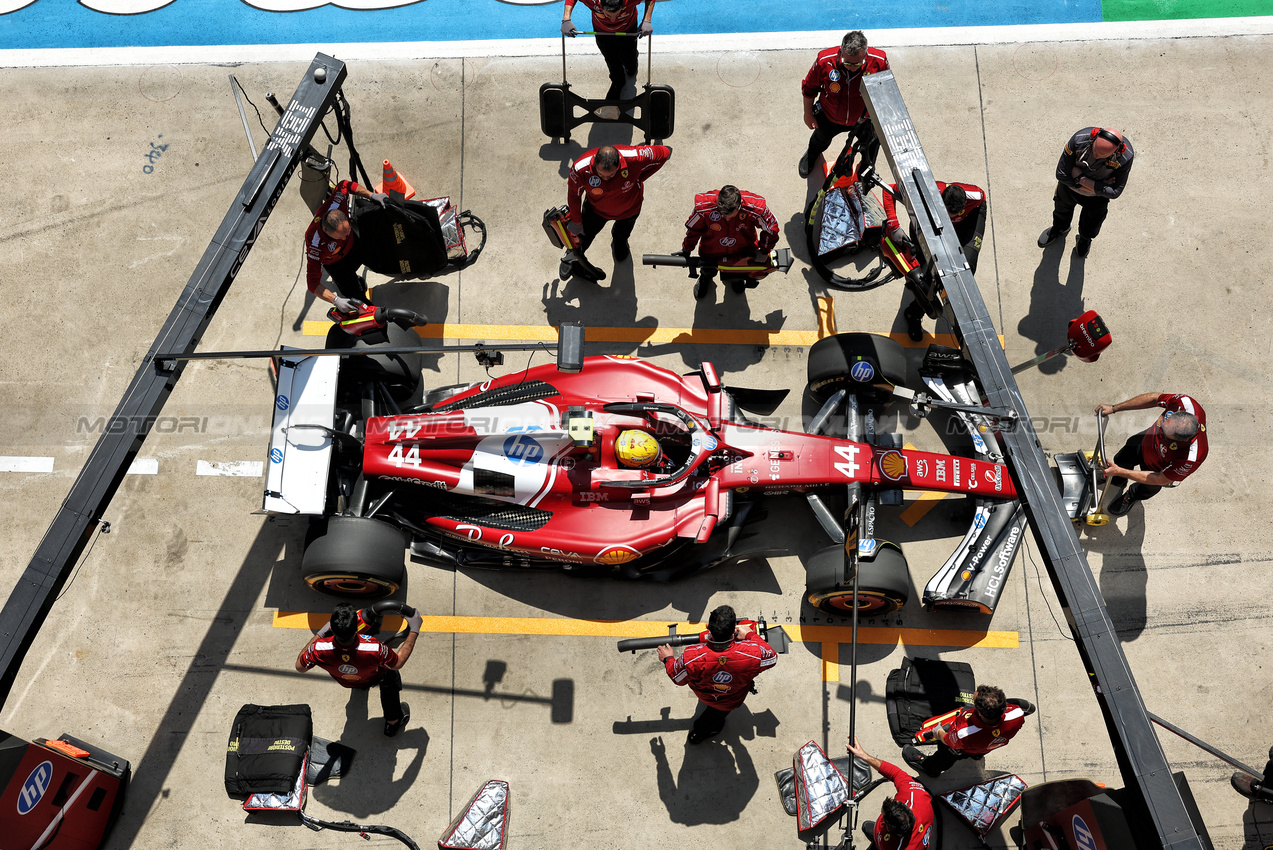 GP CINA, Lewis Hamilton (GBR) Ferrari SF-25 in the pits.

21.03.2025. Formula 1 World Championship, Rd 2, Chinese Grand Prix, Shanghai, China, Sprint Qualifiche Day.

- www.xpbimages.com, EMail: requests@xpbimages.com © Copyright: Bearne / XPB Images