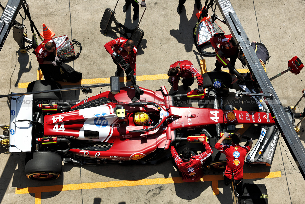 GP CINA, Lewis Hamilton (GBR) Ferrari SF-25 in the pits.

21.03.2025. Formula 1 World Championship, Rd 2, Chinese Grand Prix, Shanghai, China, Sprint Qualifiche Day.

- www.xpbimages.com, EMail: requests@xpbimages.com © Copyright: Bearne / XPB Images