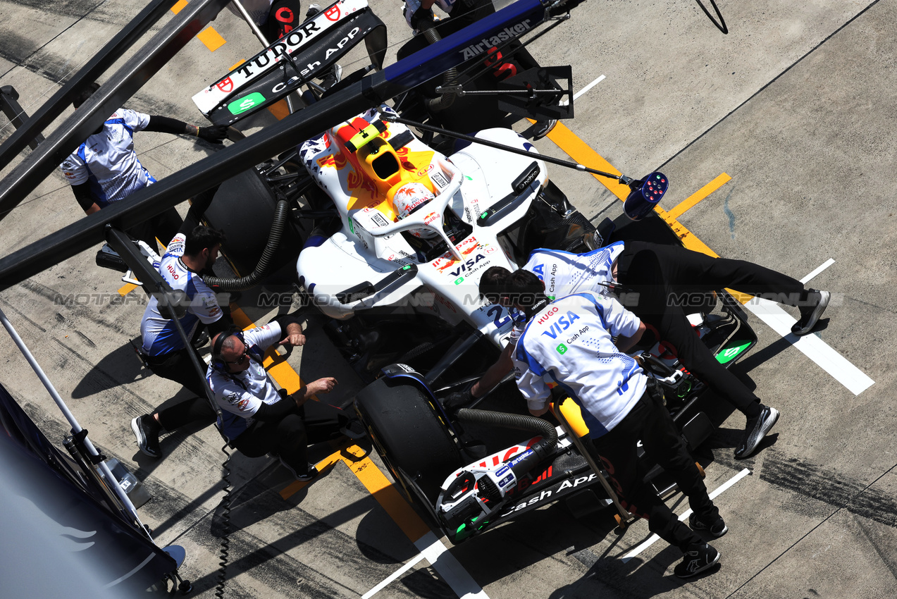 GP CINA, Yuki Tsunoda (JPN) Racing Bulls VCARB 02 in the pits.

21.03.2025. Formula 1 World Championship, Rd 2, Chinese Grand Prix, Shanghai, China, Sprint Qualifiche Day.

- www.xpbimages.com, EMail: requests@xpbimages.com © Copyright: Bearne / XPB Images