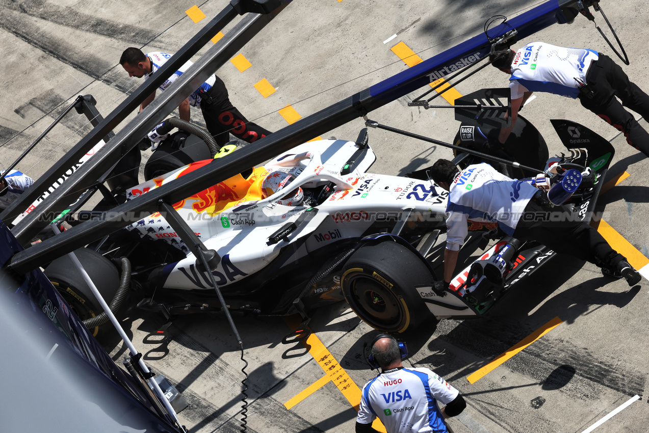GP CINA, Yuki Tsunoda (JPN) Racing Bulls VCARB 02 in the pits.

21.03.2025. Formula 1 World Championship, Rd 2, Chinese Grand Prix, Shanghai, China, Sprint Qualifiche Day.

- www.xpbimages.com, EMail: requests@xpbimages.com © Copyright: Bearne / XPB Images