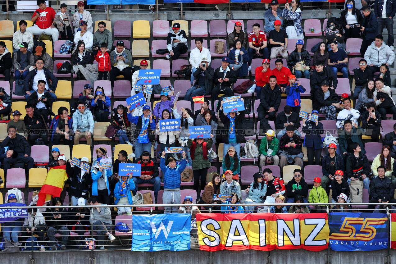 GP CINA, Atlassian Williams Racing fans in the grandstand.

21.03.2025. Formula 1 World Championship, Rd 2, Chinese Grand Prix, Shanghai, China, Sprint Qualifiche Day.

- www.xpbimages.com, EMail: requests@xpbimages.com © Copyright: Bearne / XPB Images