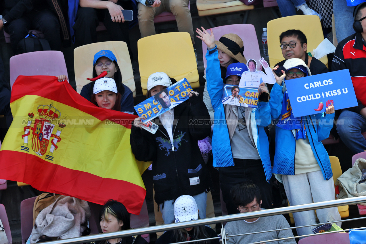 GP CINA, Atlassian Williams Racing fans in the grandstand.

21.03.2025. Formula 1 World Championship, Rd 2, Chinese Grand Prix, Shanghai, China, Sprint Qualifiche Day.

- www.xpbimages.com, EMail: requests@xpbimages.com © Copyright: Bearne / XPB Images