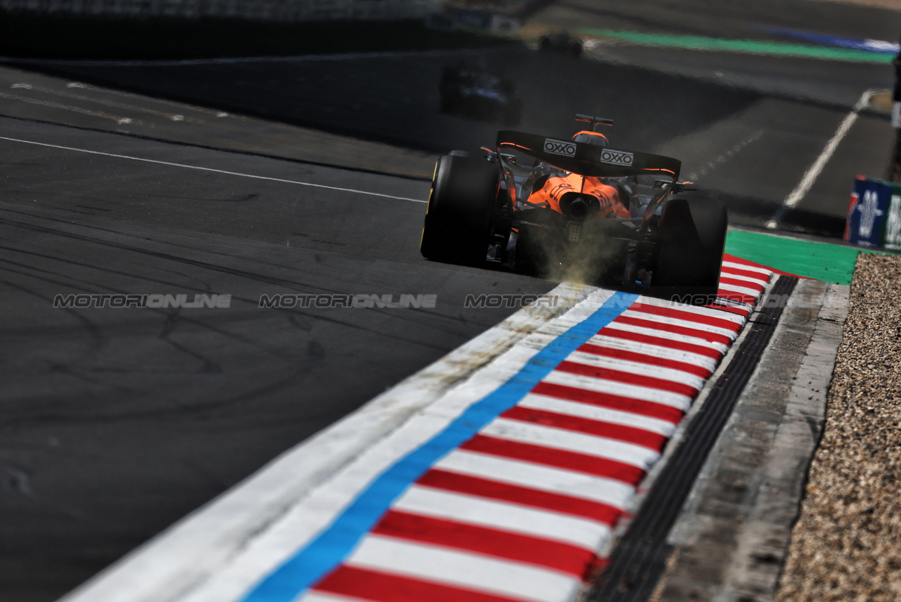 GP CINA, Oscar Piastri (AUS) McLaren MCL39.

21.03.2025. Formula 1 World Championship, Rd 2, Chinese Grand Prix, Shanghai, China, Sprint Qualifiche Day.

- www.xpbimages.com, EMail: requests@xpbimages.com © Copyright: Moy / XPB Images