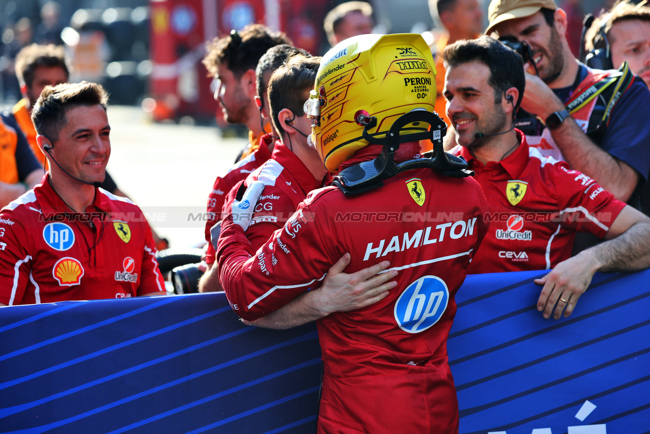 GP CINA, Lewis Hamilton (GBR) Ferrari celebrates his pole position in Sprint Qualifiche parc ferme.

21.03.2025. Formula 1 World Championship, Rd 2, Chinese Grand Prix, Shanghai, China, Sprint Qualifiche Day.

- www.xpbimages.com, EMail: requests@xpbimages.com © Copyright: Batchelor / XPB Images
