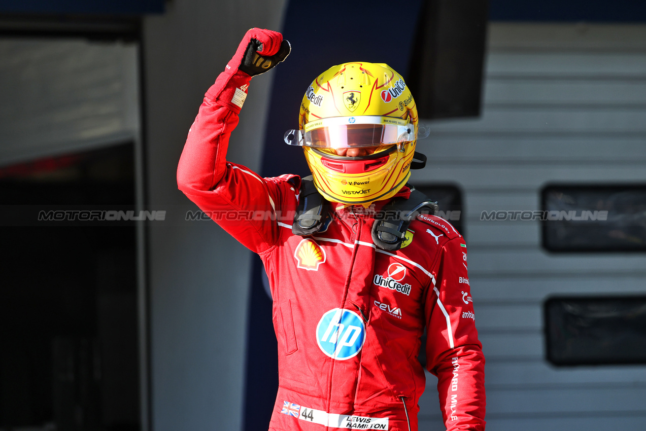 GP CINA, Lewis Hamilton (GBR) Ferrari celebrates his pole position in Sprint Qualifiche parc ferme.

21.03.2025. Formula 1 World Championship, Rd 2, Chinese Grand Prix, Shanghai, China, Sprint Qualifiche Day.

- www.xpbimages.com, EMail: requests@xpbimages.com © Copyright: Batchelor / XPB Images