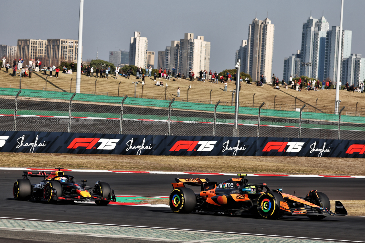 GP CINA, Lando Norris (GBR) McLaren MCL39 e Max Verstappen (NLD) Red Bull Racing RB21.

21.03.2025. Formula 1 World Championship, Rd 2, Chinese Grand Prix, Shanghai, China, Sprint Qualifiche Day.

- www.xpbimages.com, EMail: requests@xpbimages.com © Copyright: Moy / XPB Images