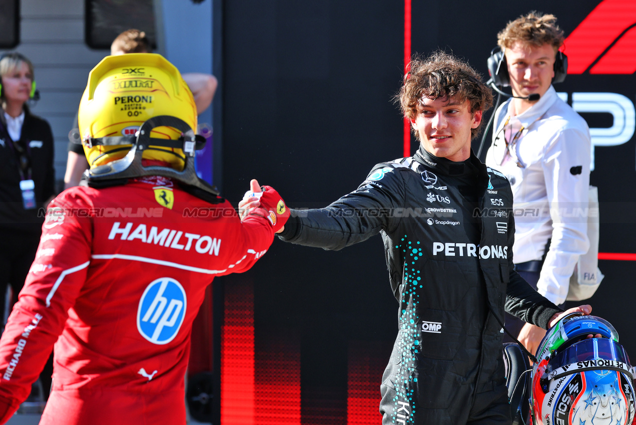 GP CINA, (L to R): Lewis Hamilton (GBR) Ferrari celebrates his pole position in Sprint Qualifiche parc ferme with Andrea Kimi Antonelli (ITA) Mercedes AMG F1.

21.03.2025. Formula 1 World Championship, Rd 2, Chinese Grand Prix, Shanghai, China, Sprint Qualifiche Day.

- www.xpbimages.com, EMail: requests@xpbimages.com © Copyright: Batchelor / XPB Images