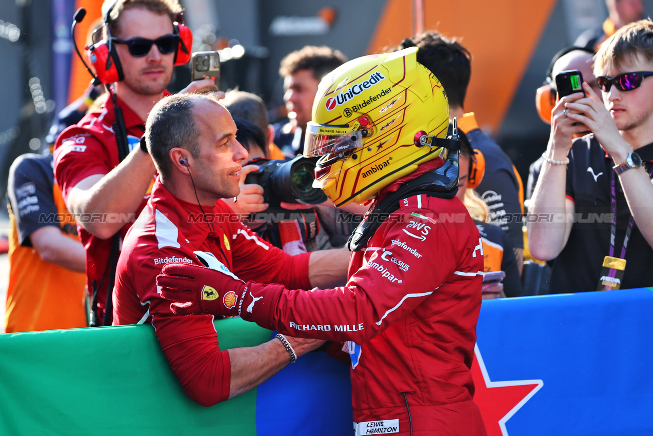 GP CINA, Lewis Hamilton (GBR) Ferrari celebrates his pole position in Sprint Qualifiche parc ferme with the team.

21.03.2025. Formula 1 World Championship, Rd 2, Chinese Grand Prix, Shanghai, China, Sprint Qualifiche Day.

- www.xpbimages.com, EMail: requests@xpbimages.com © Copyright: Batchelor / XPB Images