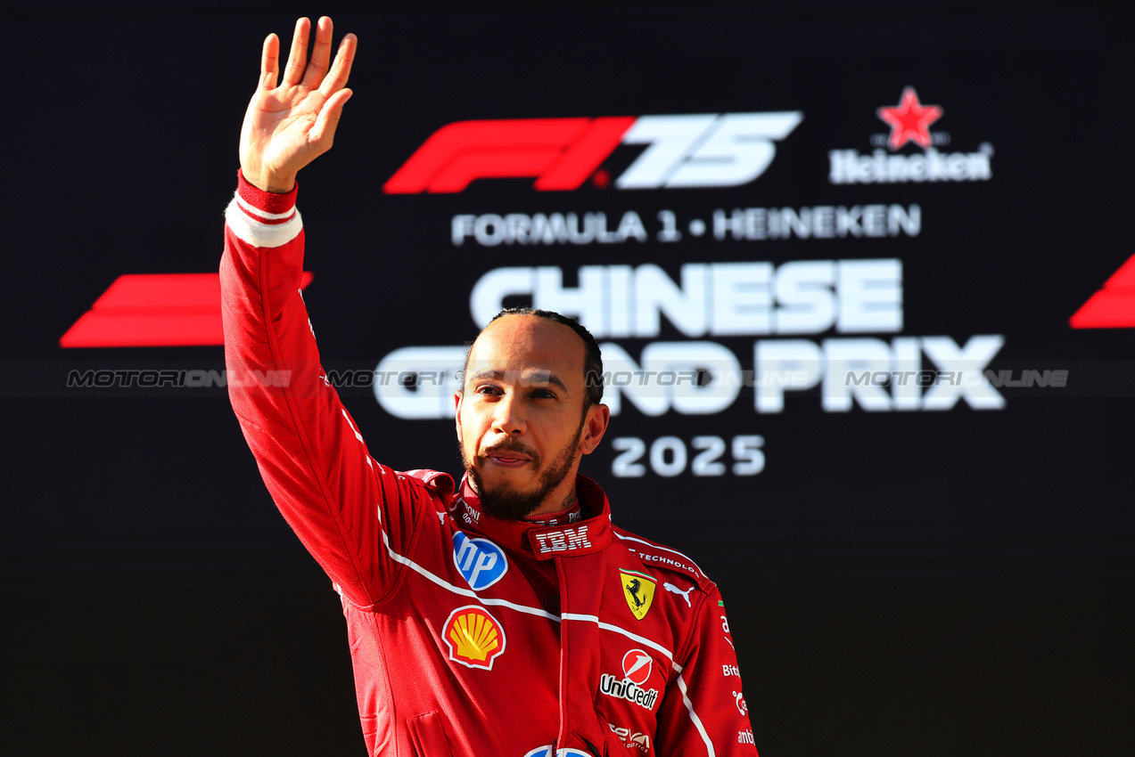 GP CINA, Lewis Hamilton (GBR) Ferrari celebrates his pole position in Sprint Qualifiche parc ferme.

21.03.2025. Formula 1 World Championship, Rd 2, Chinese Grand Prix, Shanghai, China, Sprint Qualifiche Day.

- www.xpbimages.com, EMail: requests@xpbimages.com © Copyright: Batchelor / XPB Images