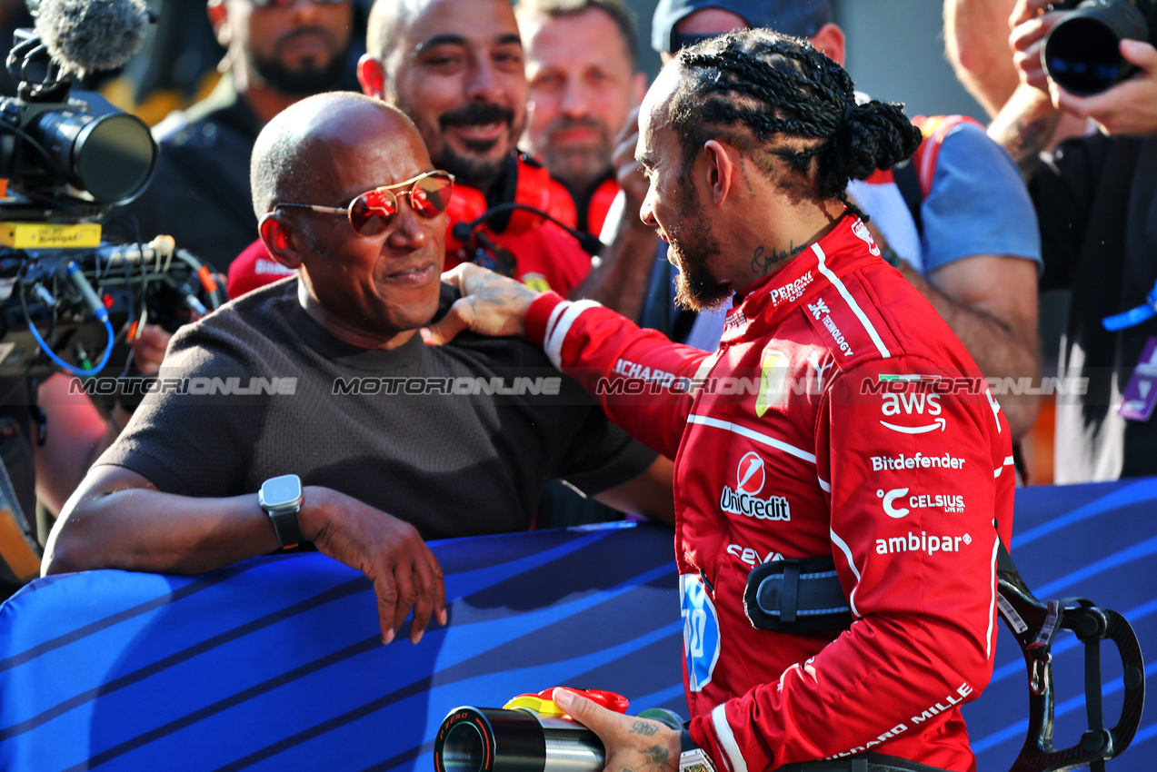 GP CINA, Lewis Hamilton (GBR) Ferrari celebrates pole position in Sprint Qualifiche parc ferme with his father Anthony Hamilton (GBR).

21.03.2025. Formula 1 World Championship, Rd 2, Chinese Grand Prix, Shanghai, China, Sprint Qualifiche Day.

- www.xpbimages.com, EMail: requests@xpbimages.com © Copyright: Batchelor / XPB Images