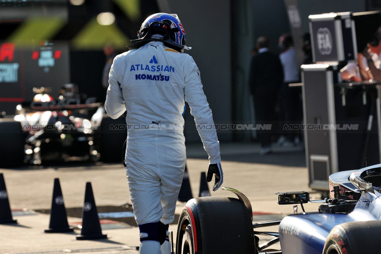 GP CINA, Alexander Albon (THA) Atlassian Williams Racing FW47 in Sprint Qualifiche parc ferme.

21.03.2025. Formula 1 World Championship, Rd 2, Chinese Grand Prix, Shanghai, China, Sprint Qualifiche Day.

- www.xpbimages.com, EMail: requests@xpbimages.com © Copyright: Bearne / XPB Images