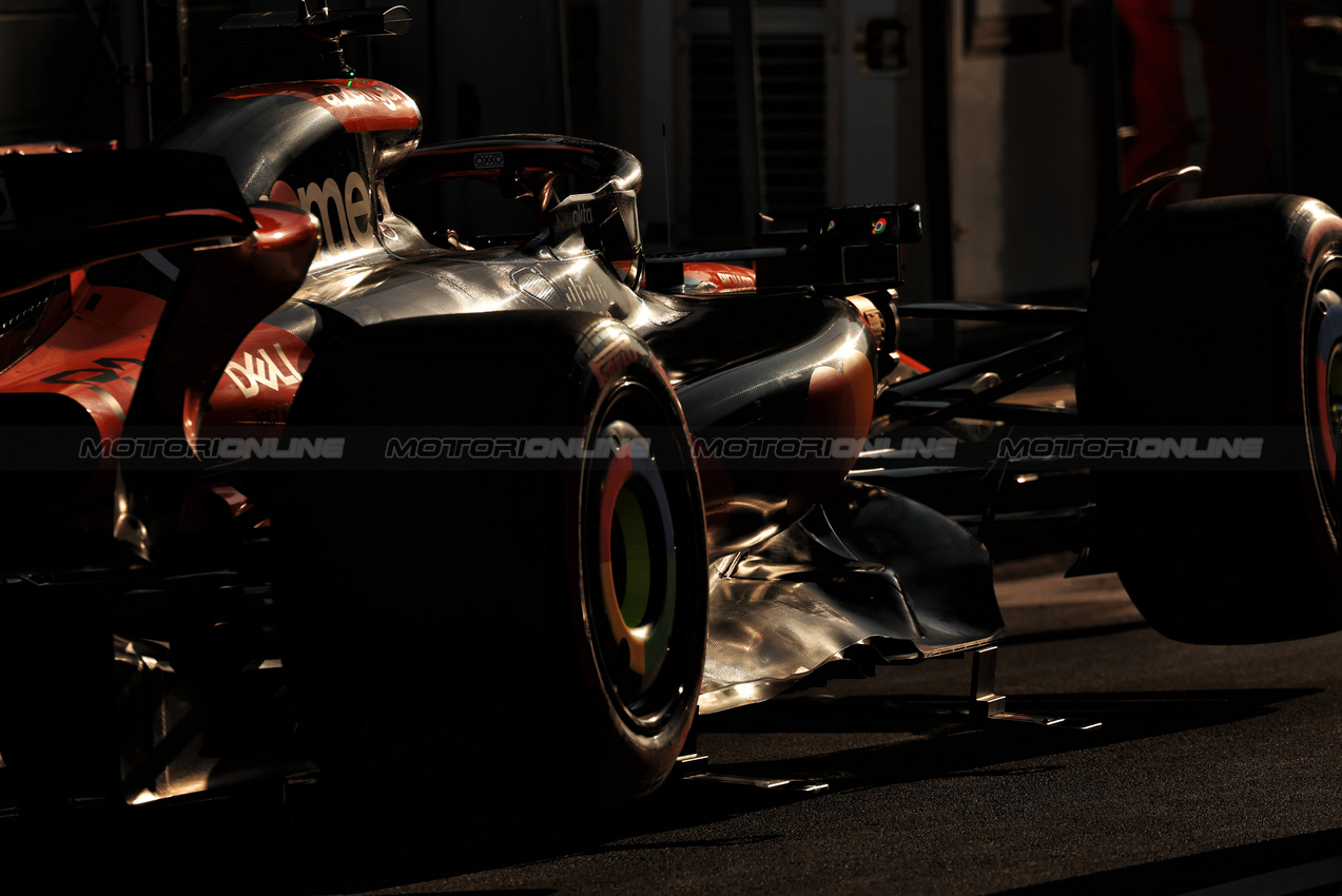 GP CINA, Oscar Piastri (AUS) McLaren MCL39 in parc ferme.

21.03.2025. Formula 1 World Championship, Rd 2, Chinese Grand Prix, Shanghai, China, Sprint Qualifiche Day.

- www.xpbimages.com, EMail: requests@xpbimages.com © Copyright: Moy / XPB Images