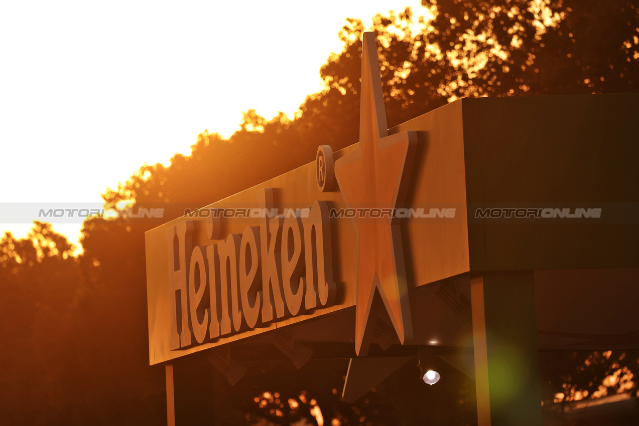 GP CINA, Paddock Atmosfera - Heineken logo at sunset.

21.03.2025. Formula 1 World Championship, Rd 2, Chinese Grand Prix, Shanghai, China, Sprint Qualifiche Day.

- www.xpbimages.com, EMail: requests@xpbimages.com © Copyright: Moy / XPB Images