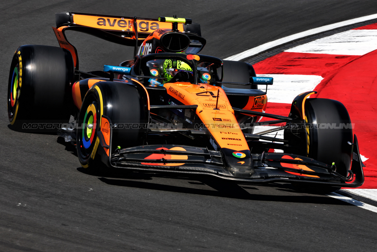GP CINA, Lando Norris (GBR) McLaren MCL39.

21.03.2025. Formula 1 World Championship, Rd 2, Chinese Grand Prix, Shanghai, China, Sprint Qualifiche Day.

- www.xpbimages.com, EMail: requests@xpbimages.com © Copyright: Charniaux / XPB Images