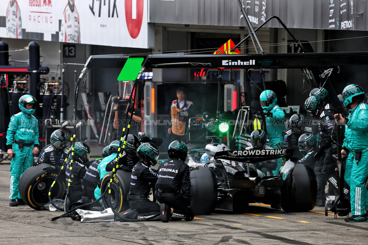 GP GIAPPONE, George Russell (GBR) Mercedes AMG F1 W16 makes a pit stop.

06.04.2025. Formula 1 World Championship, Rd 3, Japanese Grand Prix, Suzuka, Japan, Gara Day.

- www.xpbimages.com, EMail: requests@xpbimages.com © Copyright: Batchelor / XPB Images