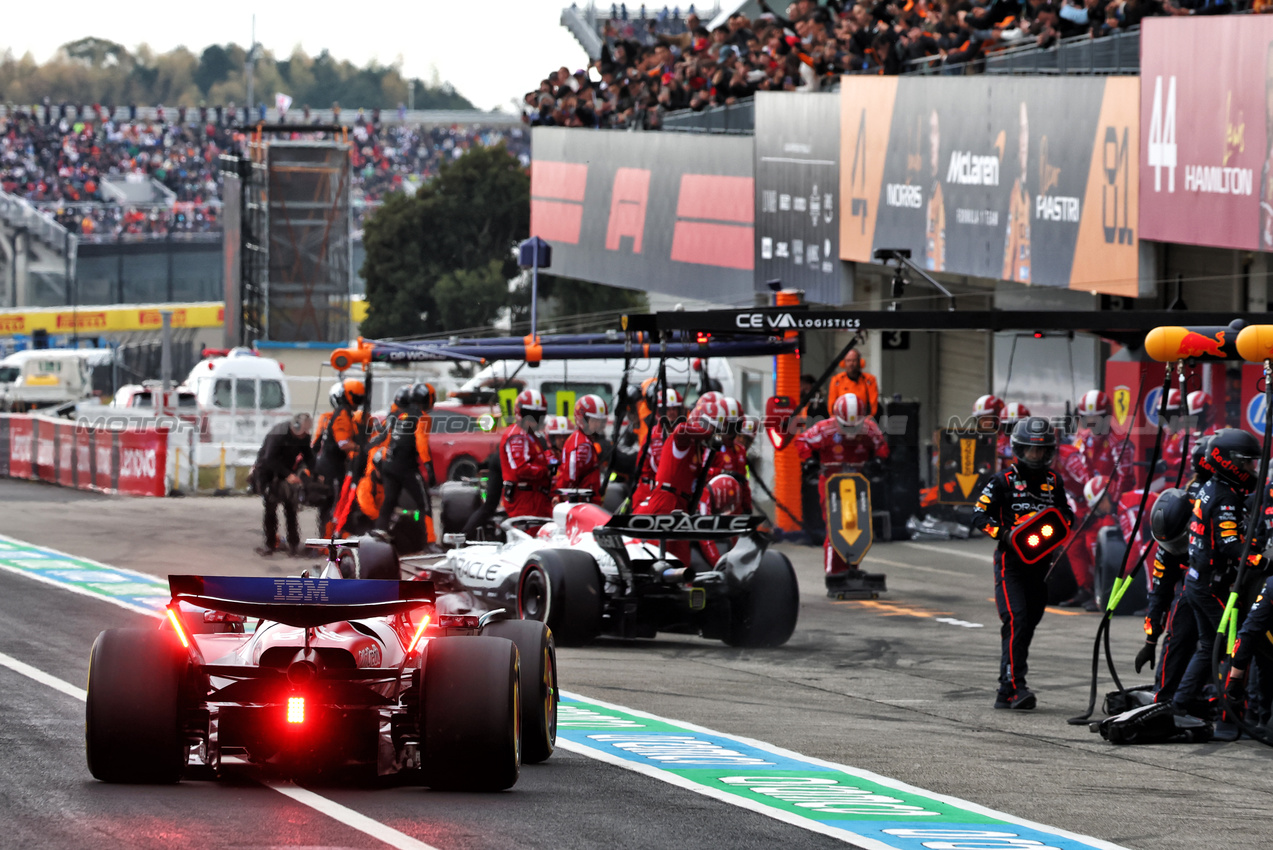 GP GIAPPONE, Max Verstappen (NLD) Red Bull Racing RB21 leaves the pits as Charles Leclerc (MON) Ferrari SF-25 makes a pit stop.

06.04.2025. Formula 1 World Championship, Rd 3, Japanese Grand Prix, Suzuka, Japan, Gara Day.

- www.xpbimages.com, EMail: requests@xpbimages.com © Copyright: Batchelor / XPB Images
