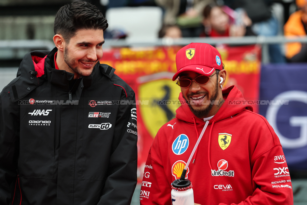 GP GIAPPONE, Esteban Ocon (FRA), Haas F1 Team e Lewis Hamilton (GBR), Ferrari 
06.04.2025. Formula 1 World Championship, Rd 3, Japanese Grand Prix, Suzuka, Japan, Gara Day.
- www.xpbimages.com, EMail: requests@xpbimages.com © Copyright: Charniaux / XPB Images
