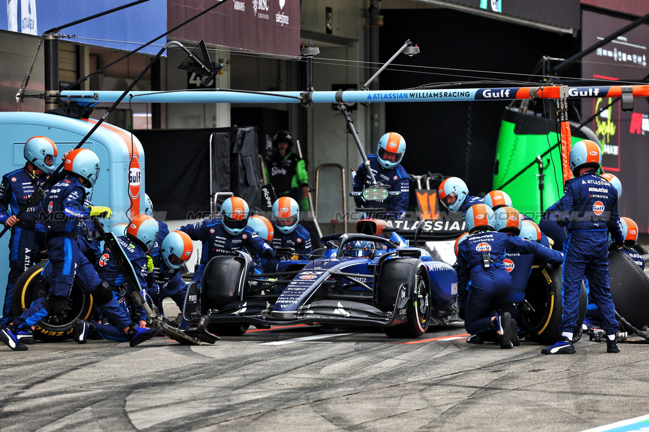 GP GIAPPONE, Alexander Albon (THA) Atlassian Williams Racing FW47 makes a pit stop.

06.04.2025. Formula 1 World Championship, Rd 3, Japanese Grand Prix, Suzuka, Japan, Gara Day.

- www.xpbimages.com, EMail: requests@xpbimages.com © Copyright: Moy / XPB Images