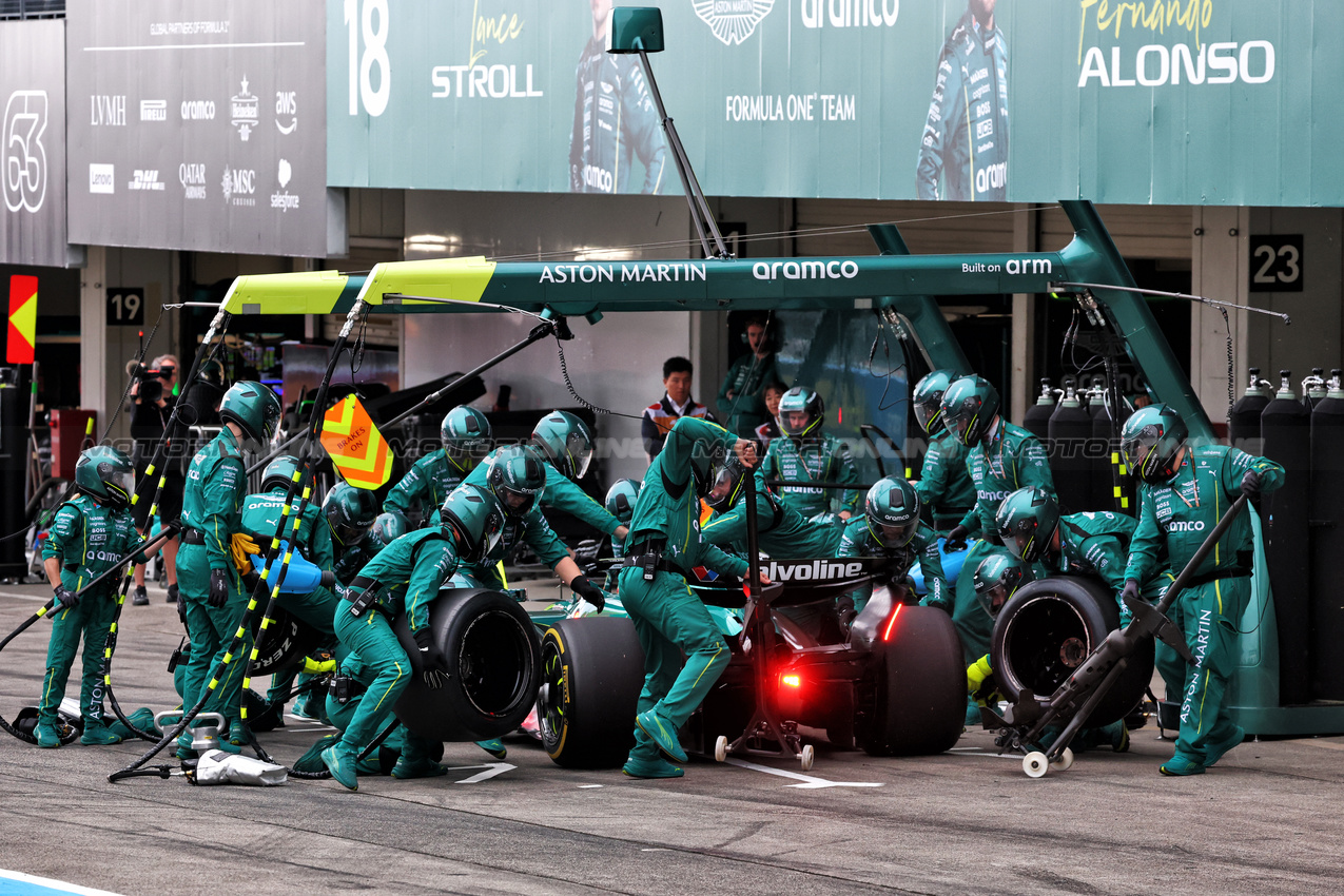 GP GIAPPONE, Fernando Alonso (ESP) Aston Martin F1 Team AMR25 makes a pit stop.

06.04.2025. Formula 1 World Championship, Rd 3, Japanese Grand Prix, Suzuka, Japan, Gara Day.

- www.xpbimages.com, EMail: requests@xpbimages.com © Copyright: Moy / XPB Images