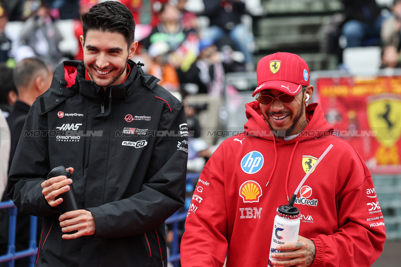GP GIAPPONE, Esteban Ocon (FRA), Haas F1 Team e Lewis Hamilton (GBR), Ferrari 
06.04.2025. Formula 1 World Championship, Rd 3, Japanese Grand Prix, Suzuka, Japan, Gara Day.
- www.xpbimages.com, EMail: requests@xpbimages.com © Copyright: Charniaux / XPB Images