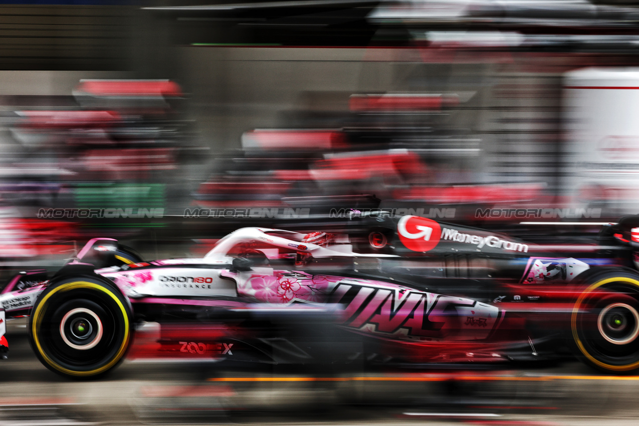 GP GIAPPONE, Esteban Ocon (FRA) Haas VF-25 makes a pit stop.

06.04.2025. Formula 1 World Championship, Rd 3, Japanese Grand Prix, Suzuka, Japan, Gara Day.

- www.xpbimages.com, EMail: requests@xpbimages.com © Copyright: Batchelor / XPB Images