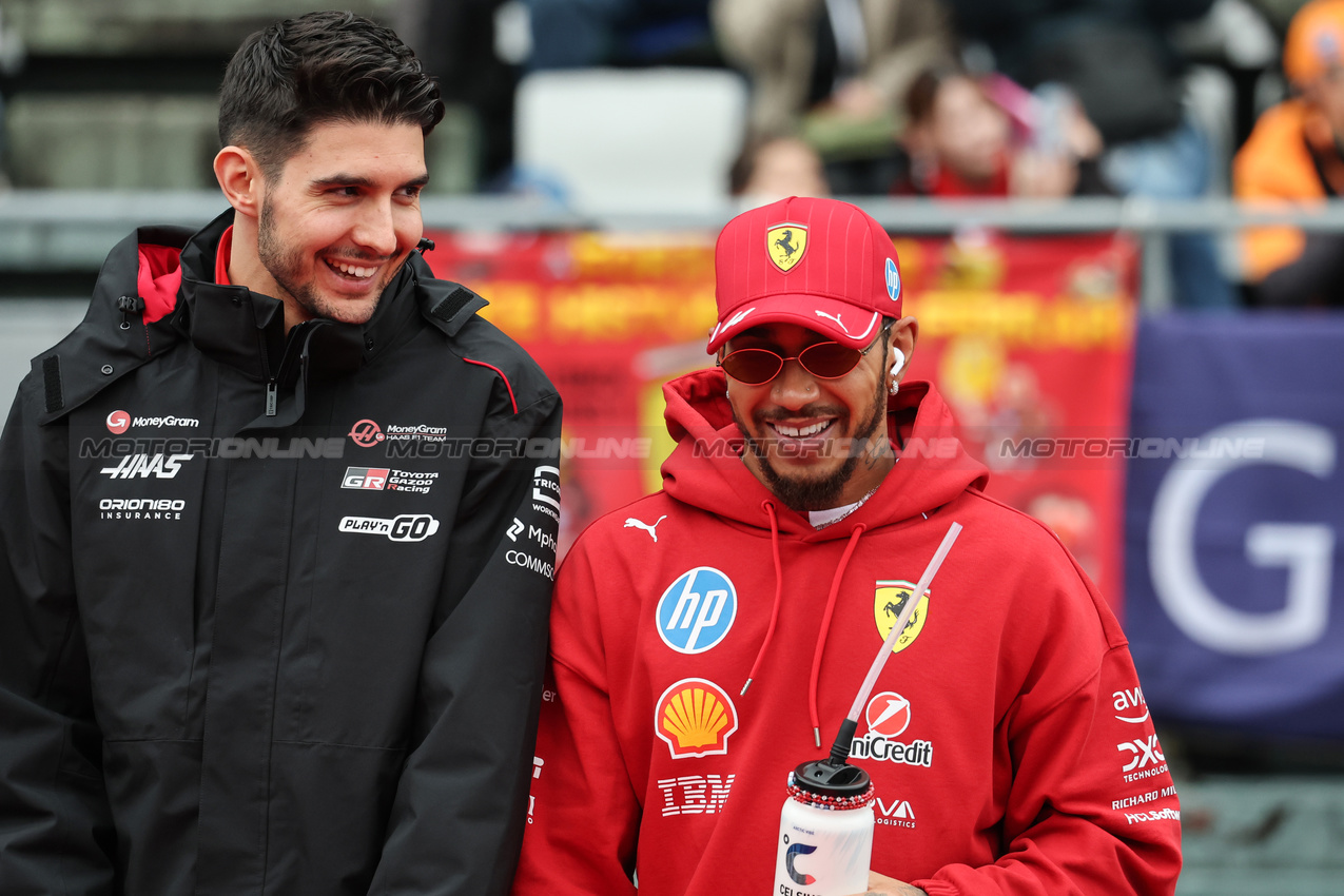 GP GIAPPONE, Esteban Ocon (FRA), Haas F1 Team e Lewis Hamilton (GBR), Ferrari 
06.04.2025. Formula 1 World Championship, Rd 3, Japanese Grand Prix, Suzuka, Japan, Gara Day.
- www.xpbimages.com, EMail: requests@xpbimages.com © Copyright: Charniaux / XPB Images