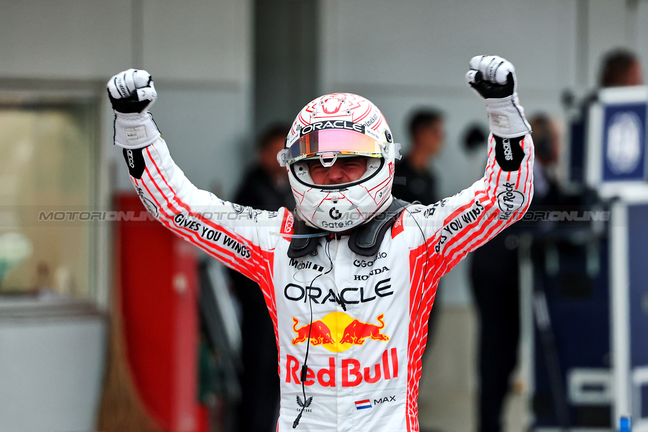 GP GIAPPONE, Gara winner Max Verstappen (NLD) Red Bull Racing celebrates in parc ferme.

06.04.2025. Formula 1 World Championship, Rd 3, Japanese Grand Prix, Suzuka, Japan, Gara Day.

- www.xpbimages.com, EMail: requests@xpbimages.com © Copyright: Batchelor / XPB Images