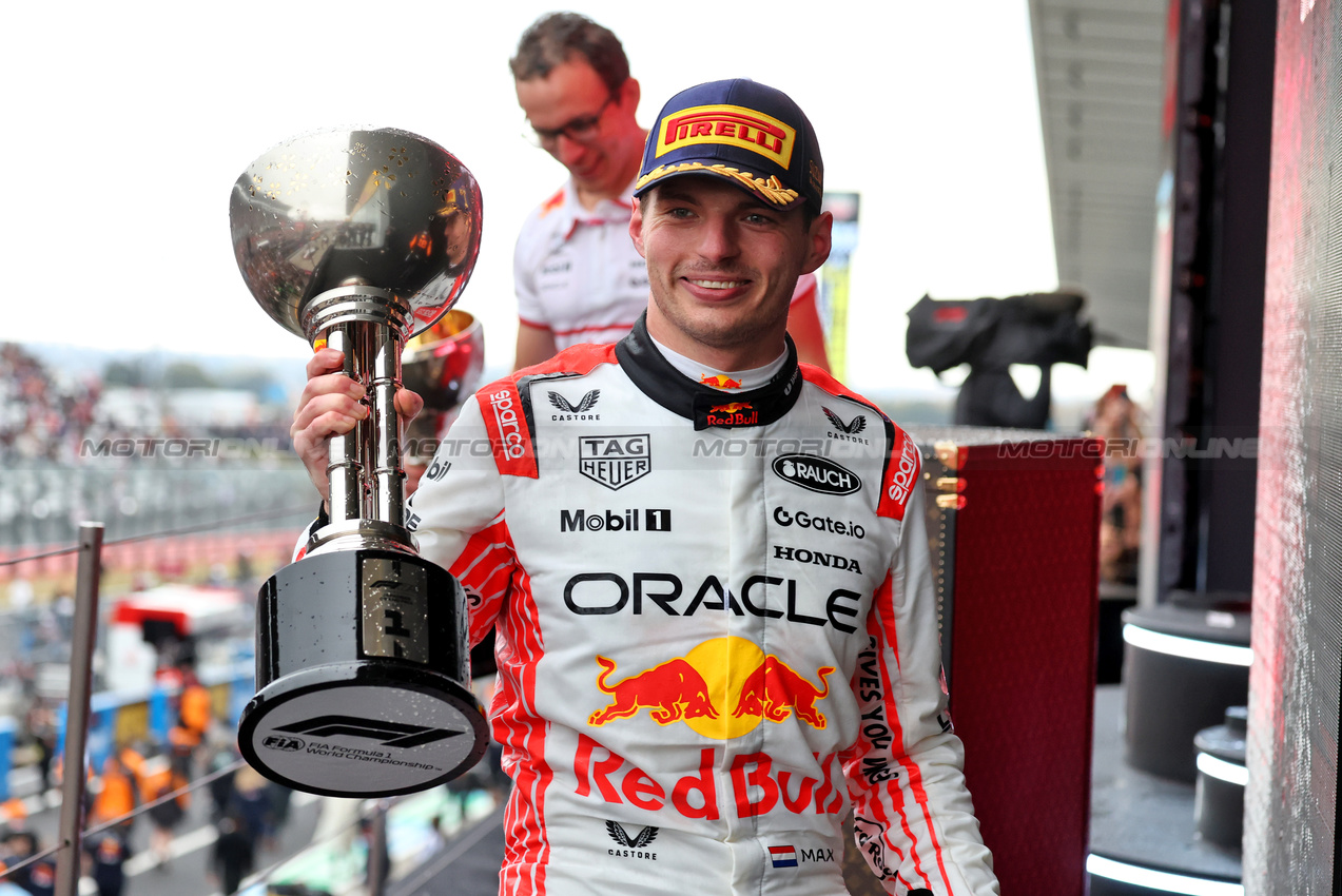 GP GIAPPONE, Gara winner Max Verstappen (NLD) Red Bull Racing celebrates on the podium.

06.04.2025. Formula 1 World Championship, Rd 3, Japanese Grand Prix, Suzuka, Japan, Gara Day.

- www.xpbimages.com, EMail: requests@xpbimages.com © Copyright: Moy / XPB Images