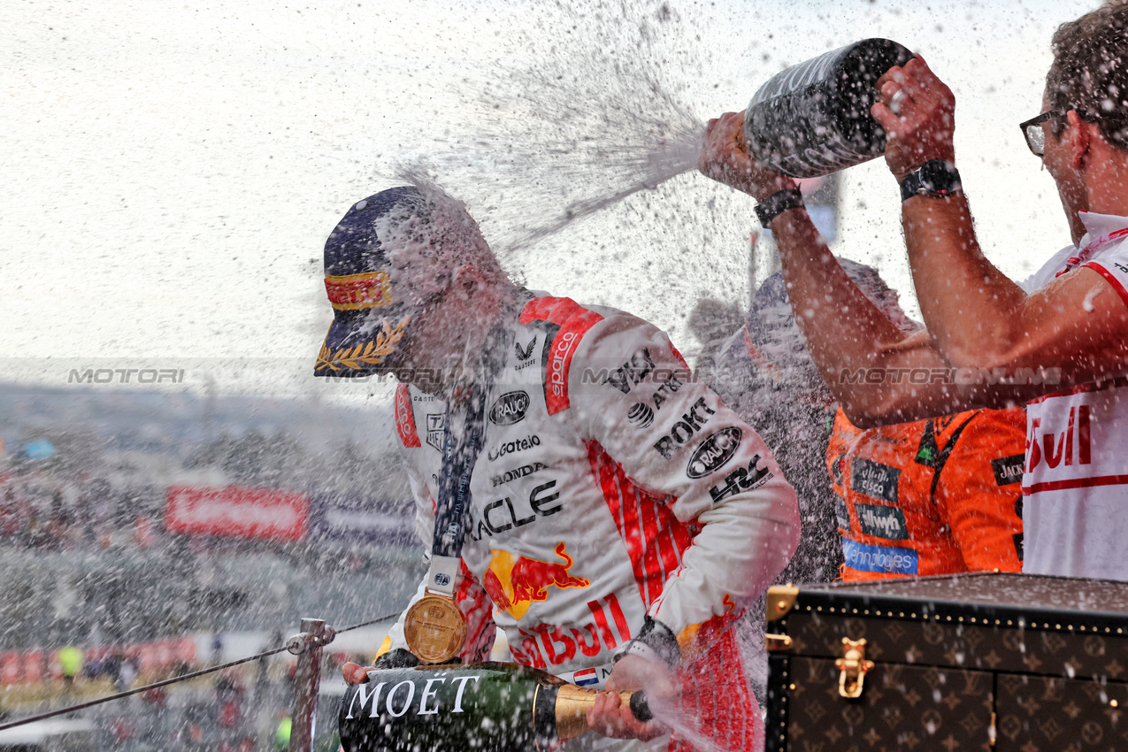 GP GIAPPONE, Gara winner Max Verstappen (NLD) Red Bull Racing celebrates on the podium.

06.04.2025. Formula 1 World Championship, Rd 3, Japanese Grand Prix, Suzuka, Japan, Gara Day.

- www.xpbimages.com, EMail: requests@xpbimages.com © Copyright: Moy / XPB Images