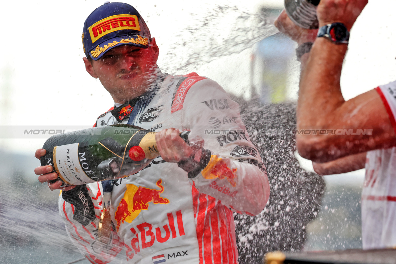 GP GIAPPONE, Gara winner Max Verstappen (NLD) Red Bull Racing celebrates on the podium.

06.04.2025. Formula 1 World Championship, Rd 3, Japanese Grand Prix, Suzuka, Japan, Gara Day.

- www.xpbimages.com, EMail: requests@xpbimages.com © Copyright: Moy / XPB Images