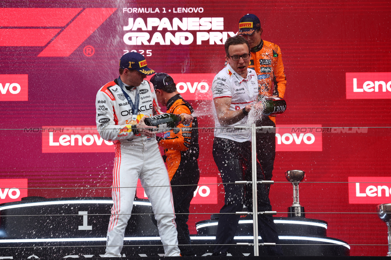 GP GIAPPONE, 1st place Max Verstappen (NLD) Red Bull Racing RB21 with 2nd place Lando Norris (GBR) McLaren MCL39, 3rd place Oscar Piastri (AUS) McLaren e Hugh Bird (GBR) Red Bull Racing Suspension Group Team Leader.
06.04.2025. Formula 1 World Championship, Rd 3, Japanese Grand Prix, Suzuka, Japan, Gara Day.
- www.xpbimages.com, EMail: requests@xpbimages.com © Copyright: Batchelor / XPB Images