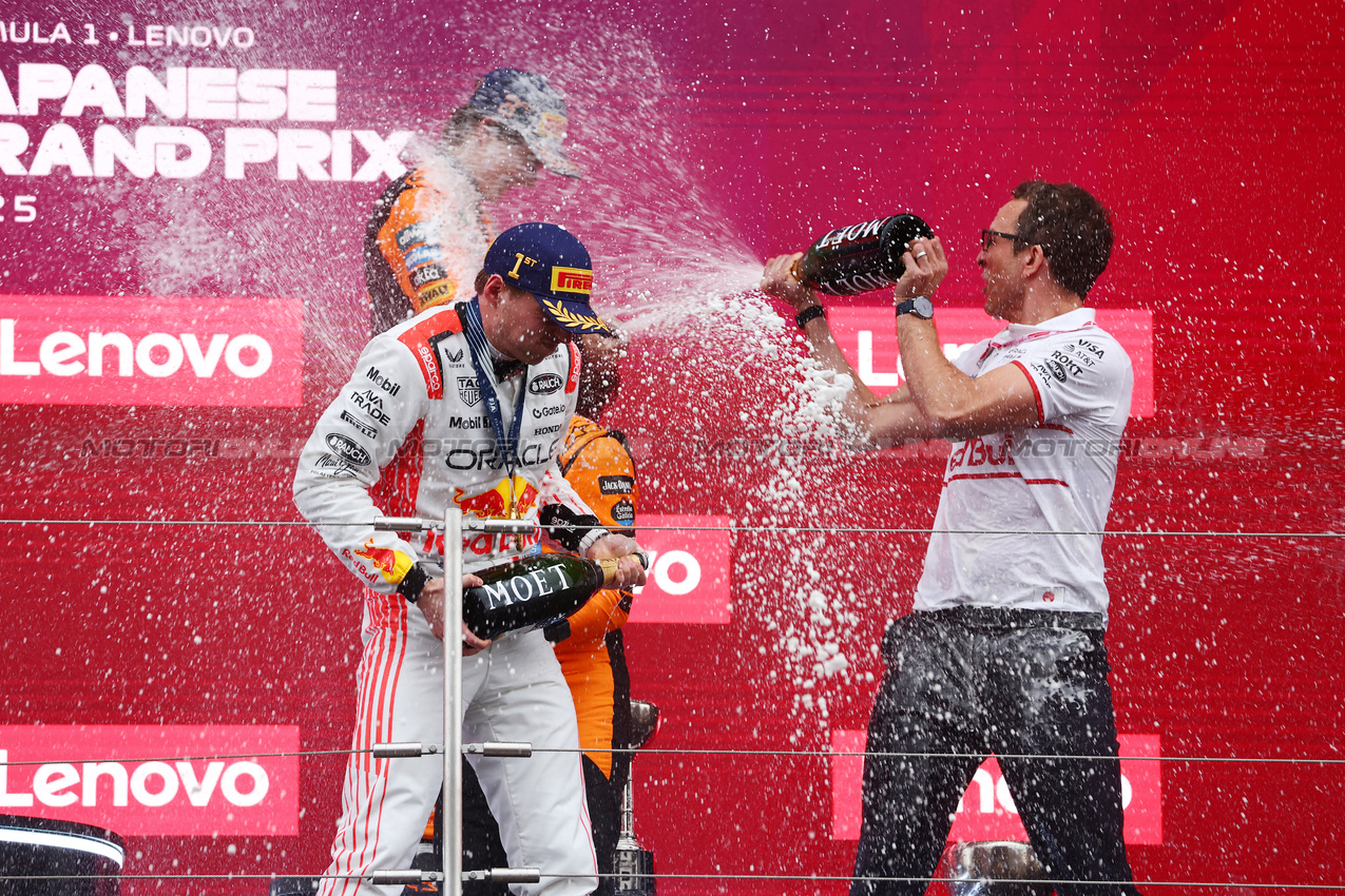 GP GIAPPONE, 1st place Max Verstappen (NLD) Red Bull Racing RB21 with 2nd place Lando Norris (GBR) McLaren MCL39, 3rd place Oscar Piastri (AUS) McLaren e Hugh Bird (GBR) Red Bull Racing Suspension Group Team Leader.
06.04.2025. Formula 1 World Championship, Rd 3, Japanese Grand Prix, Suzuka, Japan, Gara Day.
- www.xpbimages.com, EMail: requests@xpbimages.com © Copyright: Batchelor / XPB Images