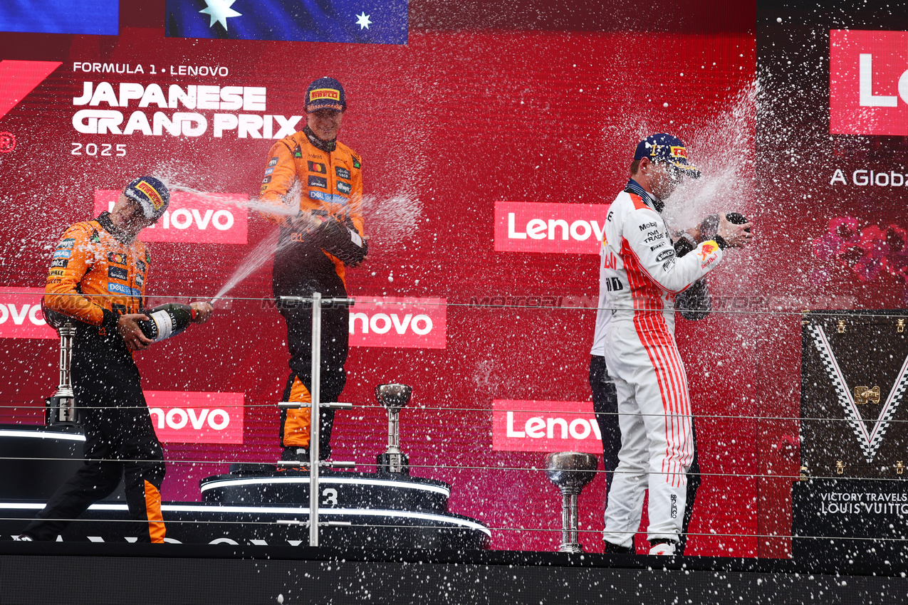 GP GIAPPONE, 1st place Max Verstappen (NLD) Red Bull Racing RB21 with 2nd place Lando Norris (GBR) McLaren MCL39, 3rd place Oscar Piastri (AUS) McLaren e Hugh Bird (GBR) Red Bull Racing Suspension Group Team Leader.
06.04.2025. Formula 1 World Championship, Rd 3, Japanese Grand Prix, Suzuka, Japan, Gara Day.
- www.xpbimages.com, EMail: requests@xpbimages.com © Copyright: Batchelor / XPB Images