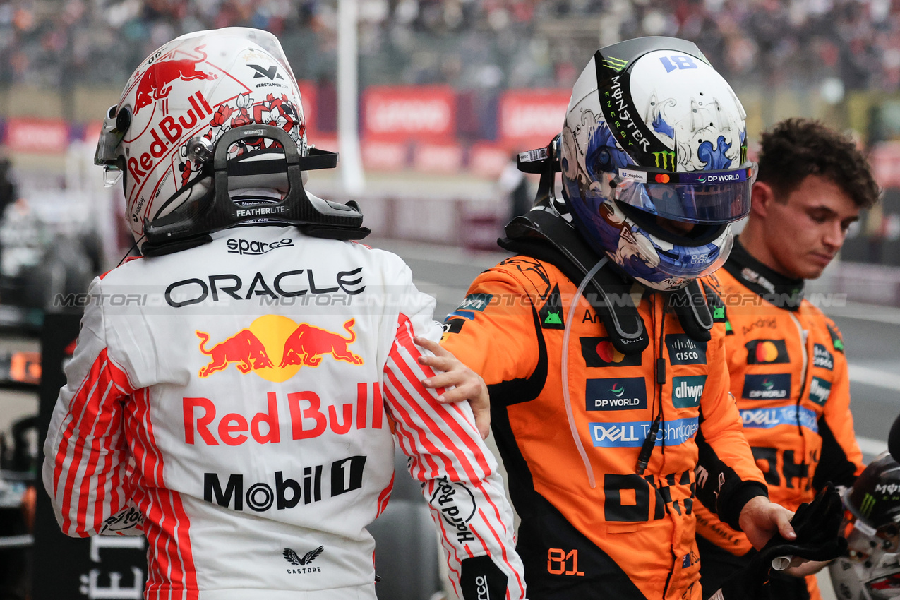 GP GIAPPONE, Lando Norris (GBR), McLaren F1 Team, Max Verstappen (NLD), Red Bull Racing e Oscar Piastri (AUS), McLaren 
06.04.2025. Formula 1 World Championship, Rd 3, Japanese Grand Prix, Suzuka, Japan, Gara Day.
- www.xpbimages.com, EMail: requests@xpbimages.com © Copyright: Charniaux / XPB Images