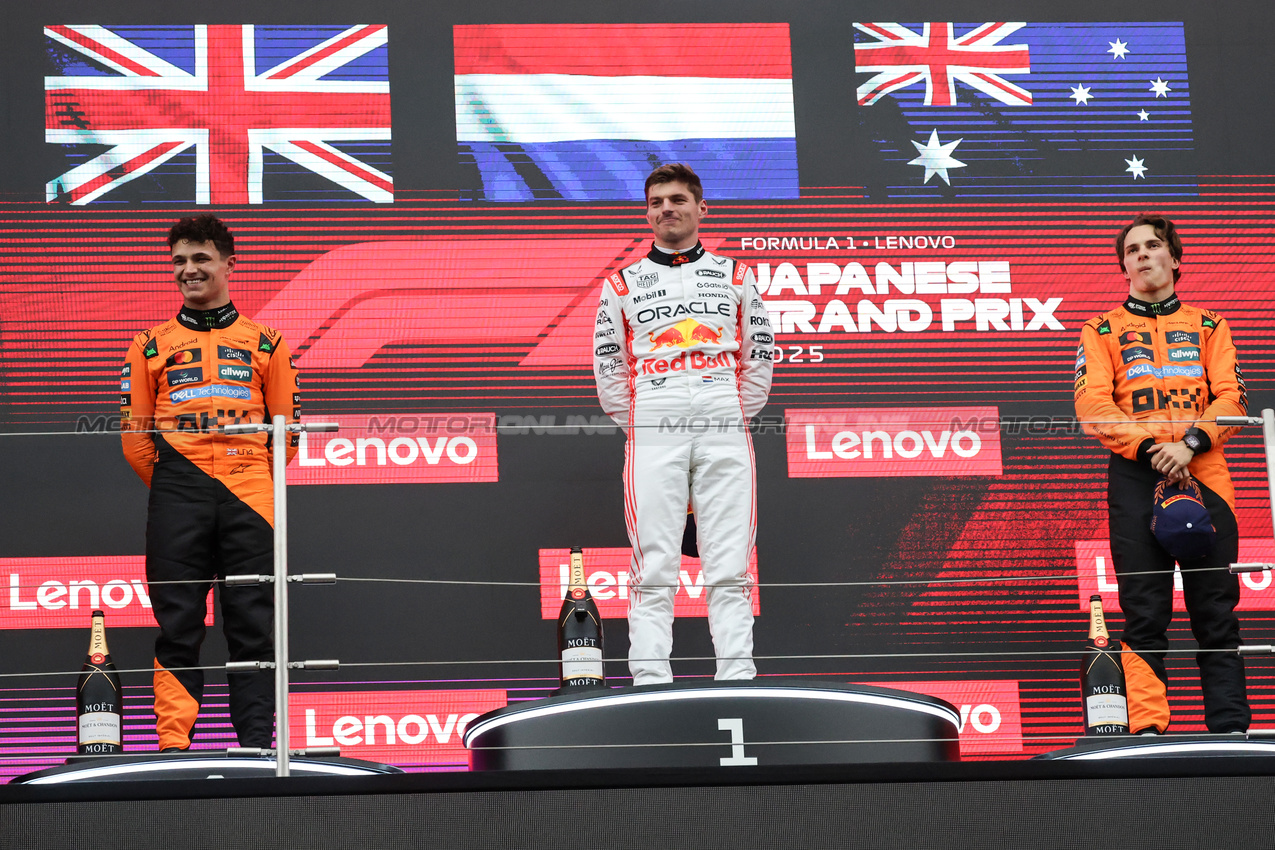 GP GIAPPONE, Lando Norris (GBR), McLaren F1 Team, Max Verstappen (NLD), Red Bull Racing e Oscar Piastri (AUS), McLaren 
06.04.2025. Formula 1 World Championship, Rd 3, Japanese Grand Prix, Suzuka, Japan, Gara Day.
- www.xpbimages.com, EMail: requests@xpbimages.com © Copyright: Charniaux / XPB Images