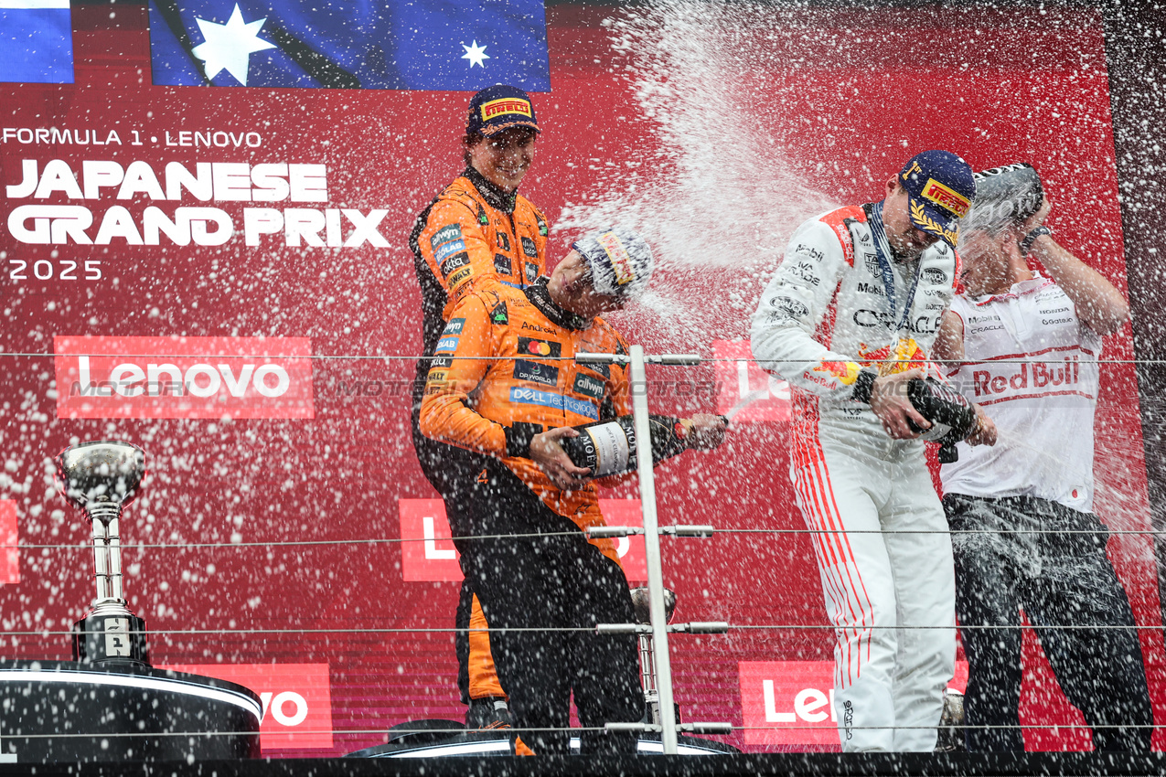 GP GIAPPONE, Lando Norris (GBR), McLaren F1 Team, Max Verstappen (NLD), Red Bull Racing e Oscar Piastri (AUS), McLaren 
06.04.2025. Formula 1 World Championship, Rd 3, Japanese Grand Prix, Suzuka, Japan, Gara Day.
- www.xpbimages.com, EMail: requests@xpbimages.com © Copyright: Charniaux / XPB Images