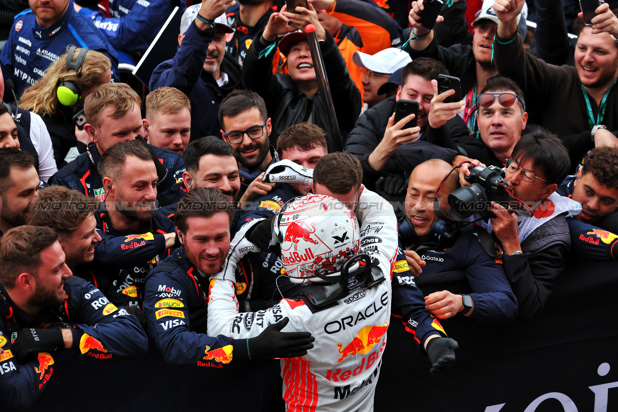 GP GIAPPONE, Gara winner Max Verstappen (NLD) Red Bull Racing celebrates with the team in parc ferme.

06.04.2025. Formula 1 World Championship, Rd 3, Japanese Grand Prix, Suzuka, Japan, Gara Day.

- www.xpbimages.com, EMail: requests@xpbimages.com © Copyright: Moy / XPB Images