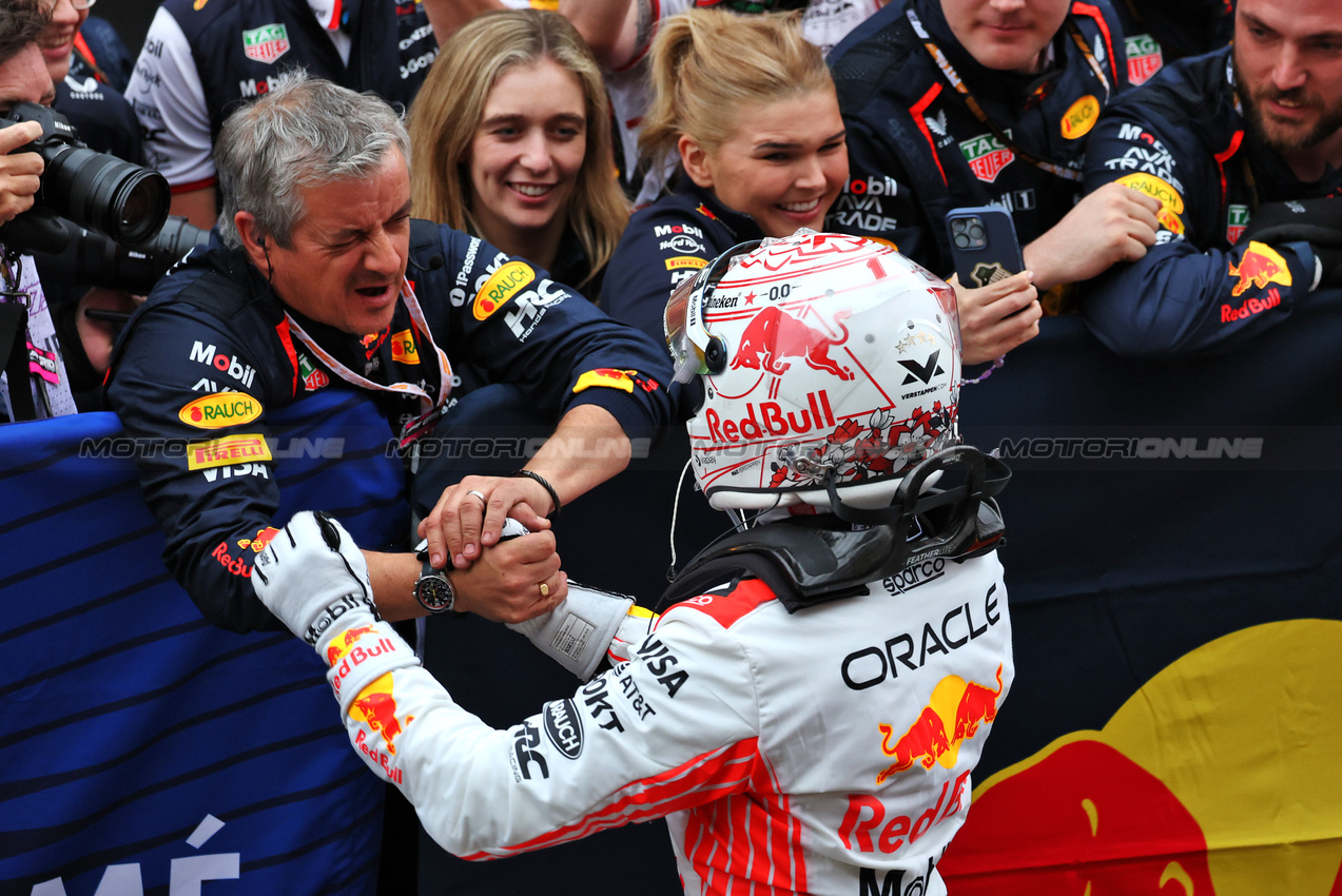 GP GIAPPONE, Gara winner Max Verstappen (NLD) Red Bull Racing celebrates with the team in parc ferme.

06.04.2025. Formula 1 World Championship, Rd 3, Japanese Grand Prix, Suzuka, Japan, Gara Day.

- www.xpbimages.com, EMail: requests@xpbimages.com © Copyright: Moy / XPB Images