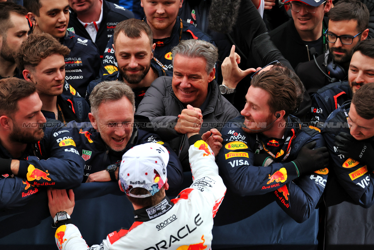 GP GIAPPONE, Gara winner Max Verstappen (NLD) Red Bull Racing celebrates with Raymond Vermeulen (NLD) Driver Manager; Christian Horner (GBR) Red Bull Racing Team Principal e the team in parc ferme.

06.04.2025. Formula 1 World Championship, Rd 3, Japanese Grand Prix, Suzuka, Japan, Gara Day.

- www.xpbimages.com, EMail: requests@xpbimages.com © Copyright: Moy / XPB Images
