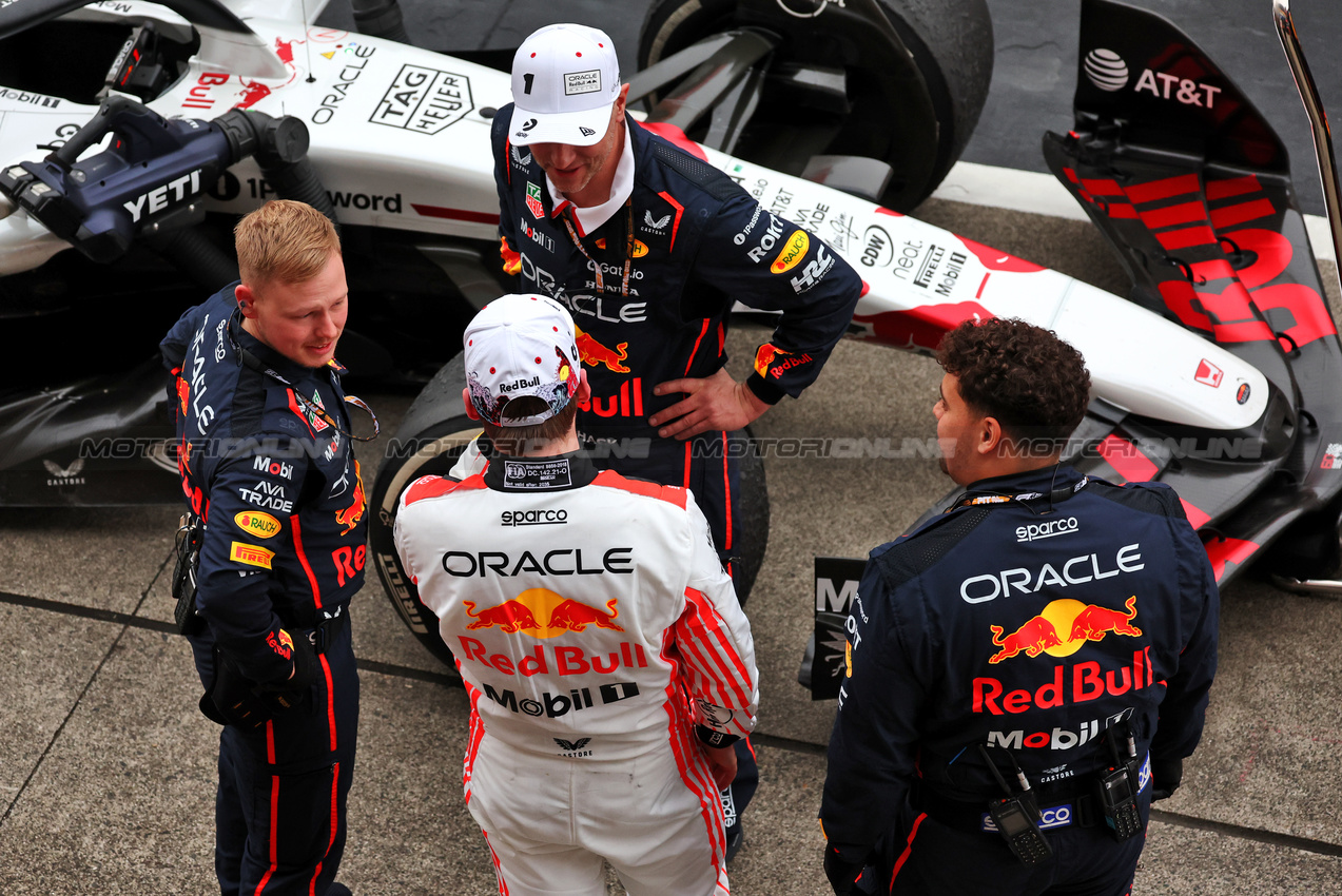 GP GIAPPONE, Gara winner Max Verstappen (NLD) Red Bull Racing with the team in parc ferme.

06.04.2025. Formula 1 World Championship, Rd 3, Japanese Grand Prix, Suzuka, Japan, Gara Day.

- www.xpbimages.com, EMail: requests@xpbimages.com © Copyright: Moy / XPB Images