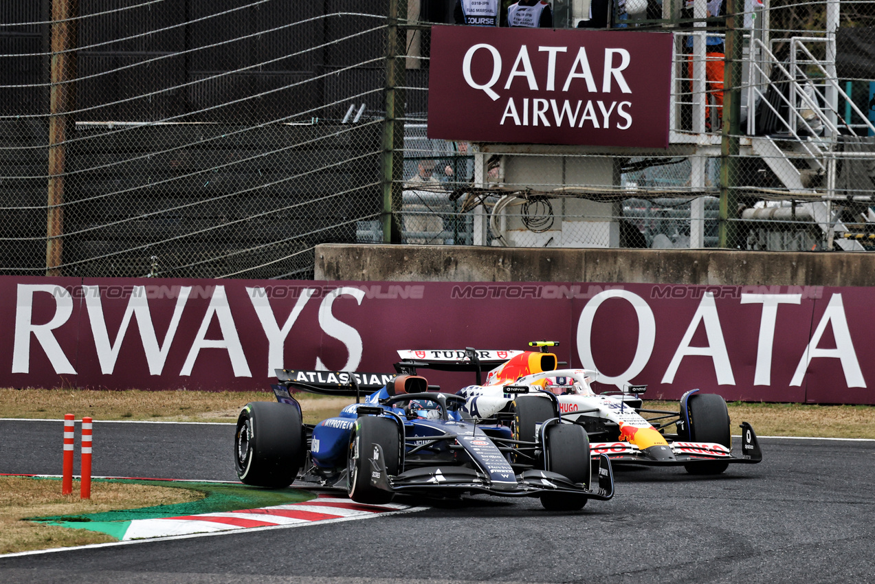 GP GIAPPONE, Alexander Albon (THA) Atlassian Williams Racing FW47 e Liam Lawson (NZL) Racing Bulls VCARB 02 battle for position.

06.04.2025. Formula 1 World Championship, Rd 3, Japanese Grand Prix, Suzuka, Japan, Gara Day.

- www.xpbimages.com, EMail: requests@xpbimages.com © Copyright: Moy / XPB Images