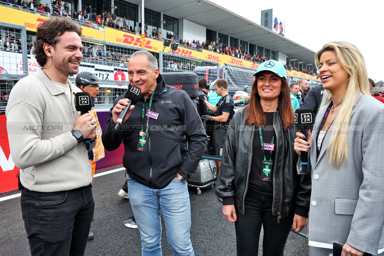 GP GIAPPONE, Marco Antonelli (ITA) e Elisabetta Antonelli (ITA) -father e mother of Andrea Kimi Antonelli (ITA) Mercedes AMG F1, on the grid.

06.04.2025. Formula 1 World Championship, Rd 3, Japanese Grand Prix, Suzuka, Japan, Gara Day.

- www.xpbimages.com, EMail: requests@xpbimages.com © Copyright: Moy / XPB Images