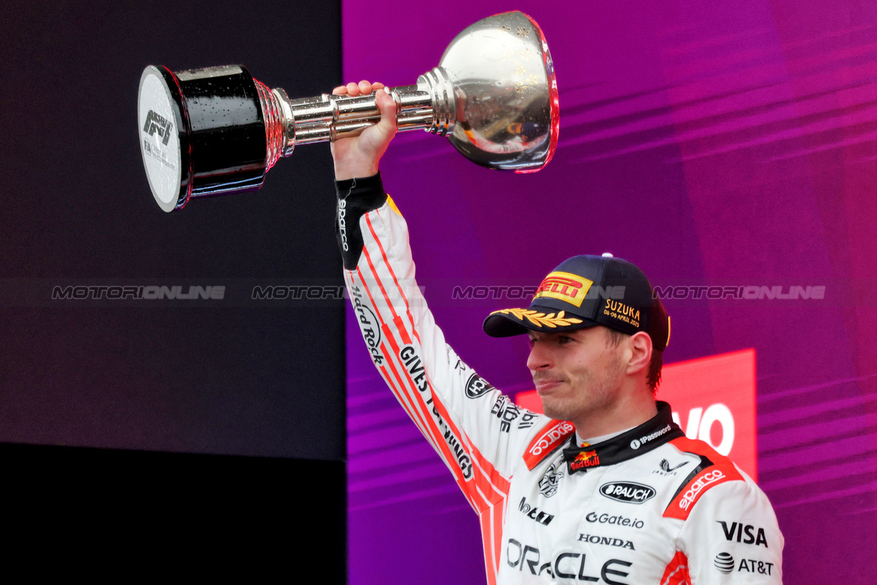 GP GIAPPONE, Gara winner Max Verstappen (NLD) Red Bull Racing celebrates on the podium.

06.04.2025. Formula 1 World Championship, Rd 3, Japanese Grand Prix, Suzuka, Japan, Gara Day.

 - www.xpbimages.com, EMail: requests@xpbimages.com © Copyright: Coates / XPB Images