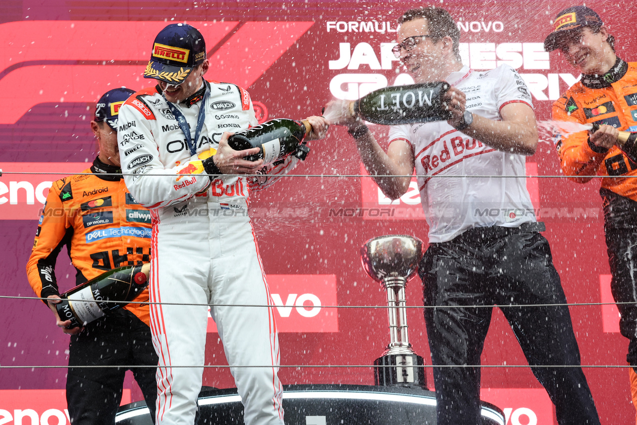 GP GIAPPONE, (L to R): Gara winner Max Verstappen (NLD) Red Bull Racing celebrates on the podium with Hugh Bird (GBR) Red Bull Racing Suspension Group Team Leader.

06.04.2025. Formula 1 World Championship, Rd 3, Japanese Grand Prix, Suzuka, Japan, Gara Day.

- www.xpbimages.com, EMail: requests@xpbimages.com © Copyright: Charniaux / XPB Images