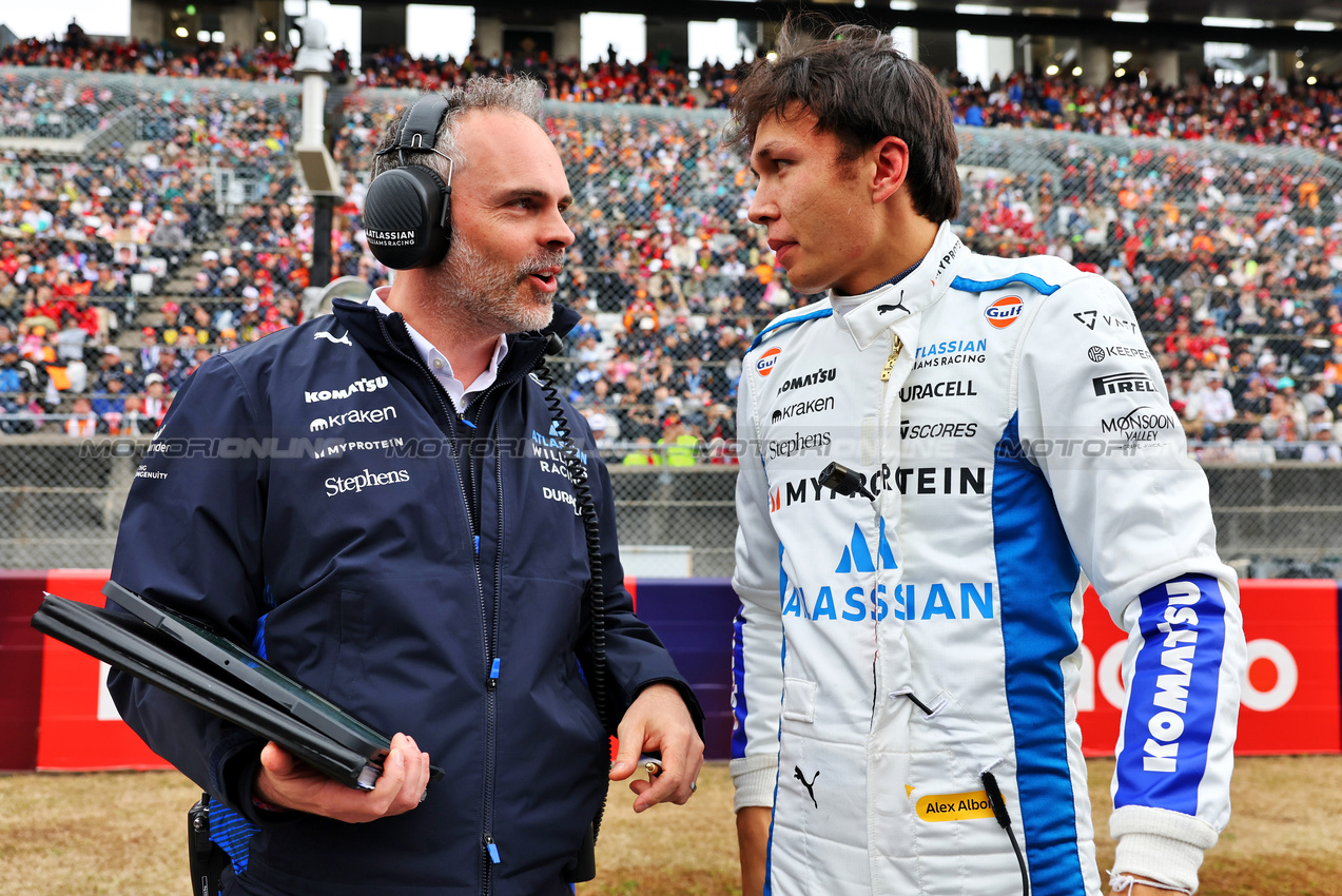 GP GIAPPONE, Alexander Albon (THA) Atlassian Williams Racing with James Urwin (GBR) Atlassian Williams Racing Gara Engineer on the grid.

06.04.2025. Formula 1 World Championship, Rd 3, Japanese Grand Prix, Suzuka, Japan, Gara Day.

- www.xpbimages.com, EMail: requests@xpbimages.com © Copyright: Batchelor / XPB Images