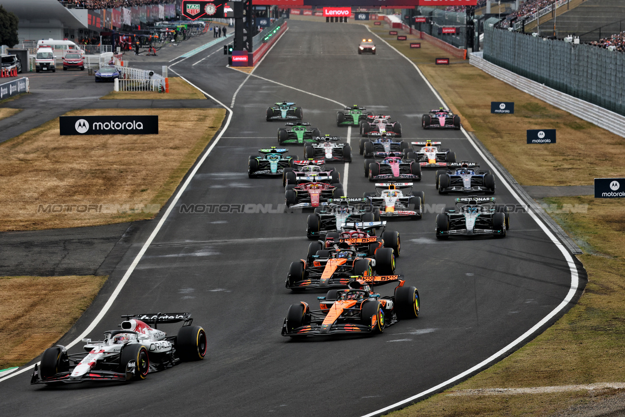 GP GIAPPONE, Max Verstappen (NLD) Red Bull Racing RB21 davanti a at the partenza of the race.

06.04.2025. Formula 1 World Championship, Rd 3, Japanese Grand Prix, Suzuka, Japan, Gara Day.

- www.xpbimages.com, EMail: requests@xpbimages.com © Copyright: Batchelor / XPB Images